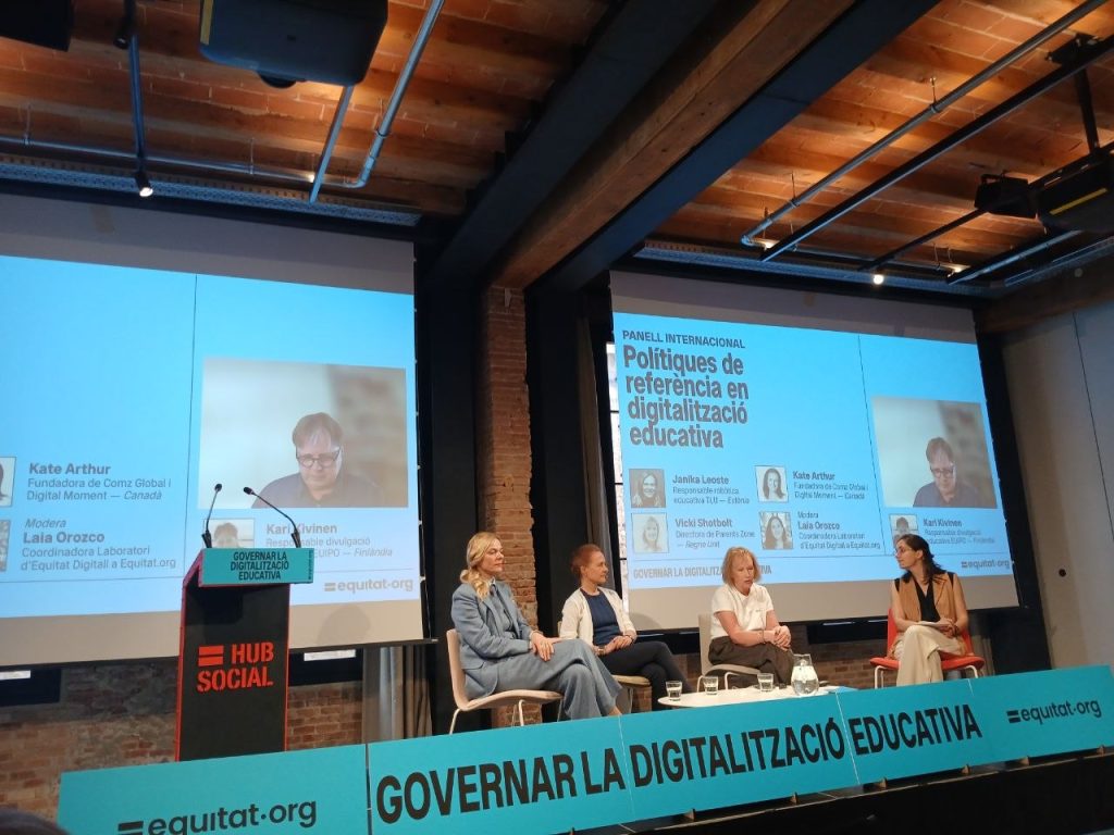 4 persones a lescenari presetant