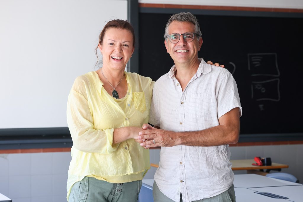 Dues persones es donen la mà en senyal d'acord